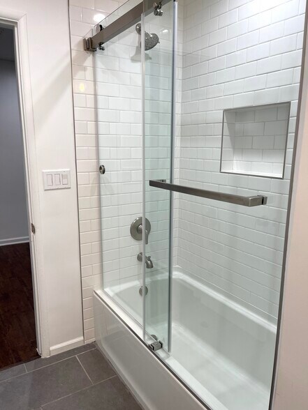 Main Bedroom en suite bathroom - 5457 Beck Ave