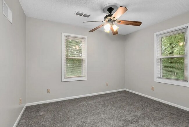 Building Photo - Updated 2 Bed Home with Large Attached Garage