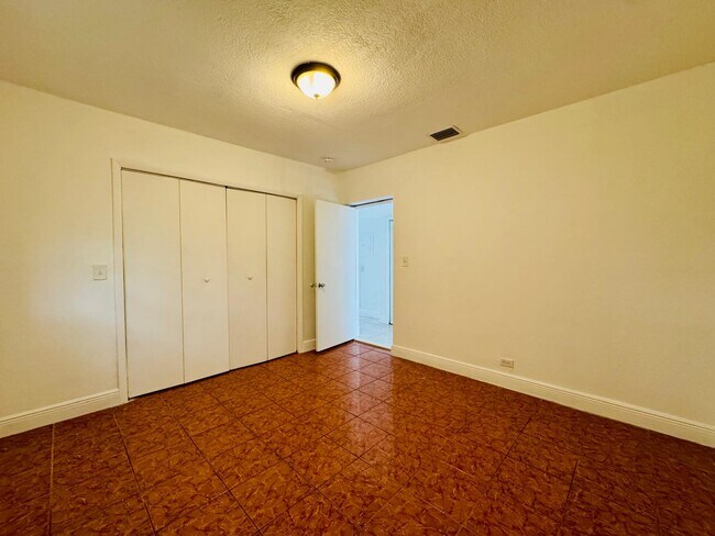 Building Photo - 1060 NW 116th St