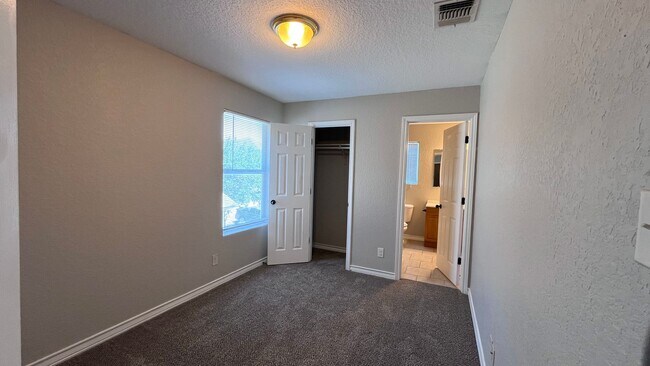 Building Photo - 5109 Flipper Dr