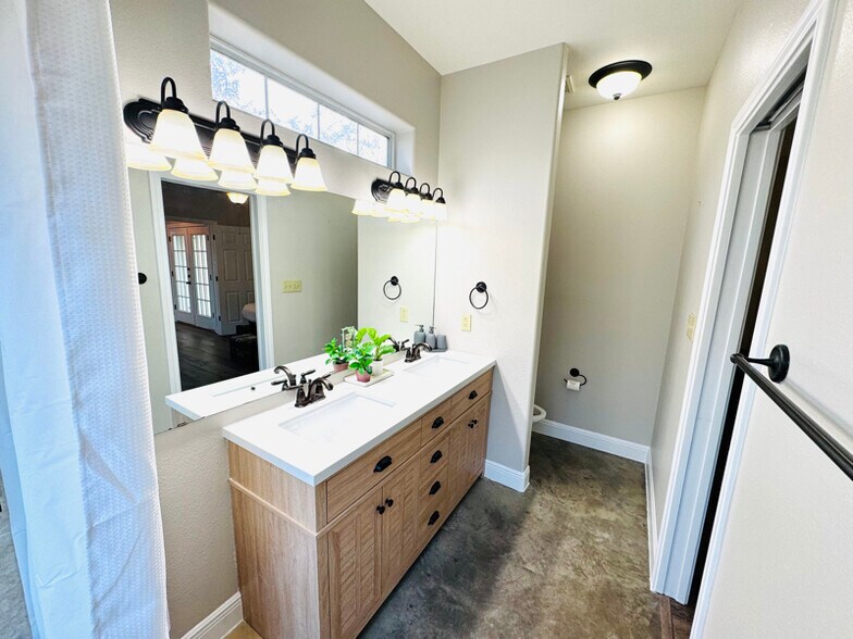 Building Photo - 2801 Goodwin Ave