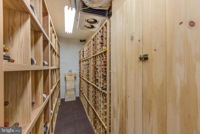 Building Photo - 1057 Vista Dr