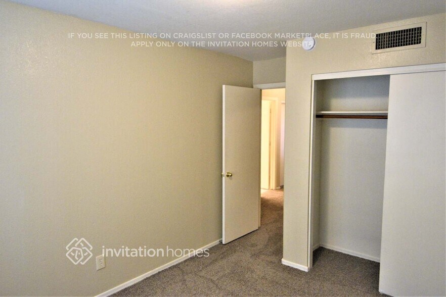 Building Photo - 7934 W Laurel Ln