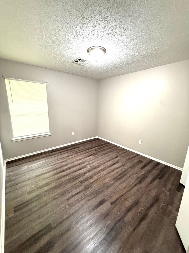 Building Photo - 5712 Roxboro Dr