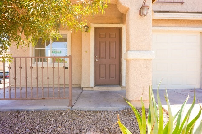 Building Photo - Well-Maintained 3 Bed, 2.5 Bath Home with Garage & Private Backyard