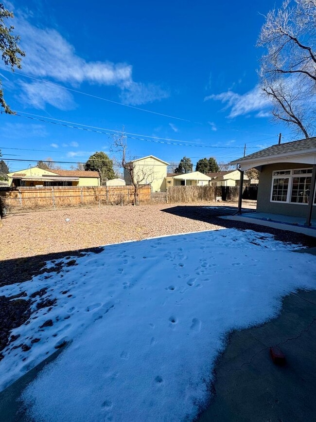 Building Photo - Charming 3 bedroom/2 bath close to UCCS