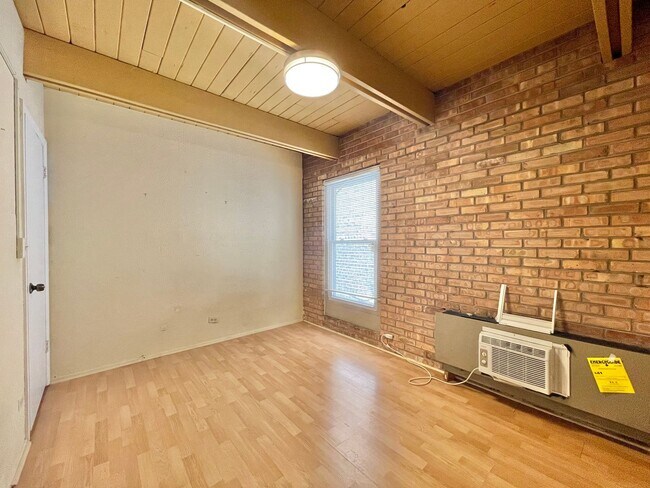 Building Photo - 806 S Loomis St