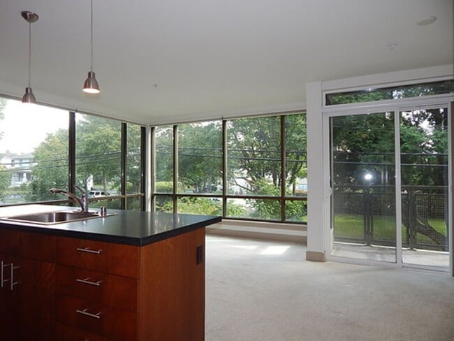 Building Photo - 1 bd 1 bath close to UW.  Water/Sewer/Garbage/Parking/Storage included