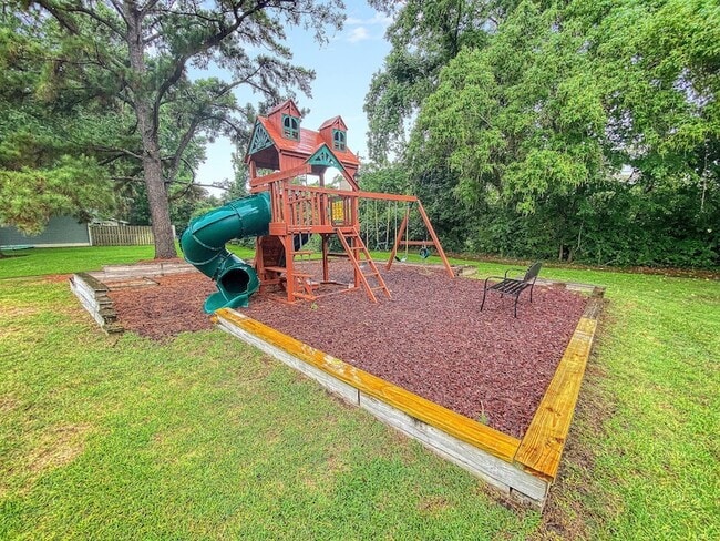 Building Photo - 1850 Montclair Dr