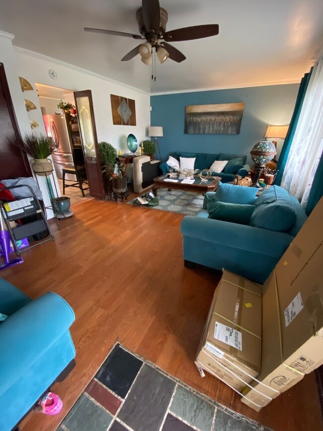 Building Photo - 3 Bedroom Single Family Home with giant ba...