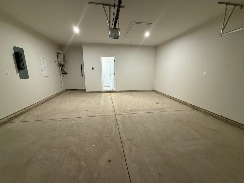 Garage - 3020 Hillgate Trl