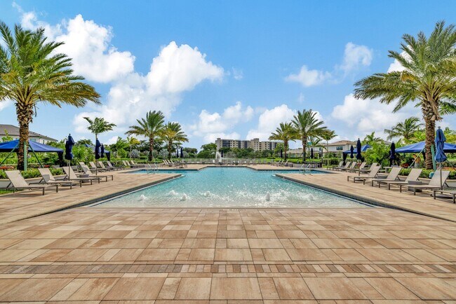 Building Photo - 4651 Pinehurst Trl E