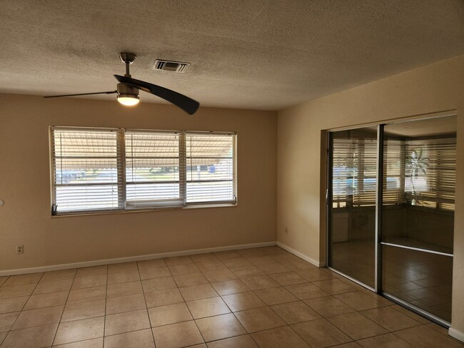 Building Photo - 324 Canyon Dr N