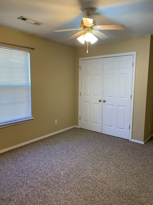 Building Photo - $300 OFF OF YOUR FIRST MONTHS RENT!!! 2 Bedroom Apartment for Lease - 1 Mile from University of A...