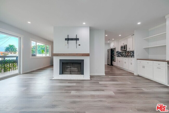 Building Photo - 230 S Catalina Ave