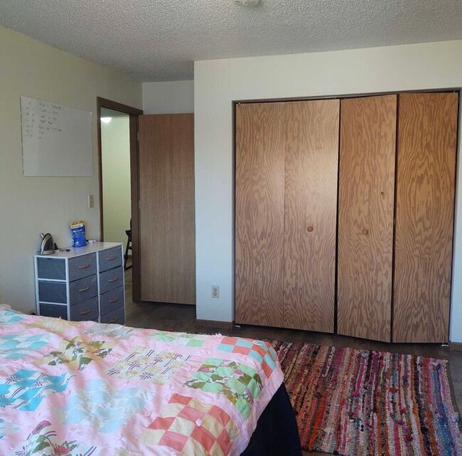 Building Photo - $1,100 | 2 Bedroom, 1 Bathroom Apartment |...