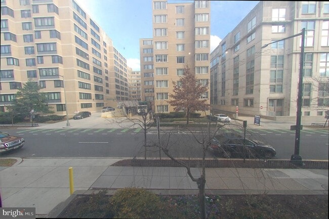 Building Photo - 522 21st St NW