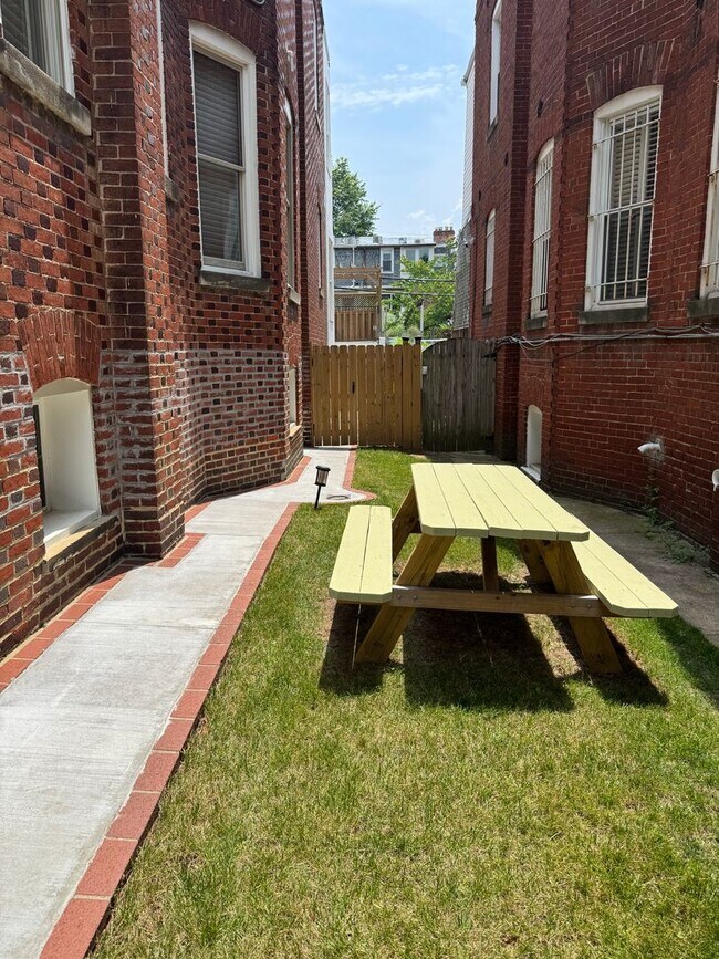 Building Photo - 1814 Park Rd NW