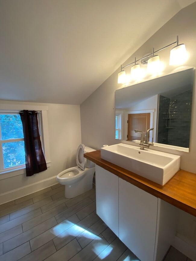 Building Photo - 4 Bedroom / 2 Bath Eastport Cape Cod