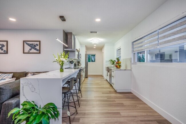 Building Photo - 834 SW 14th Ct