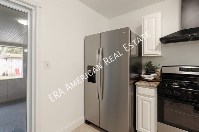 Building Photo - 305 Meggs Dr NE