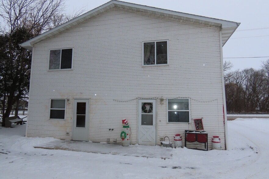 the back view of the town house - 2025 S Main St