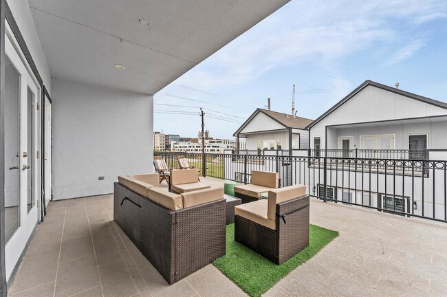 Building Photo - 3045 Clinton Dr