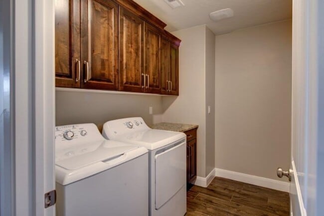Building Photo - Like New 3 Bedroom 2.5 Bathroom Townhome i...
