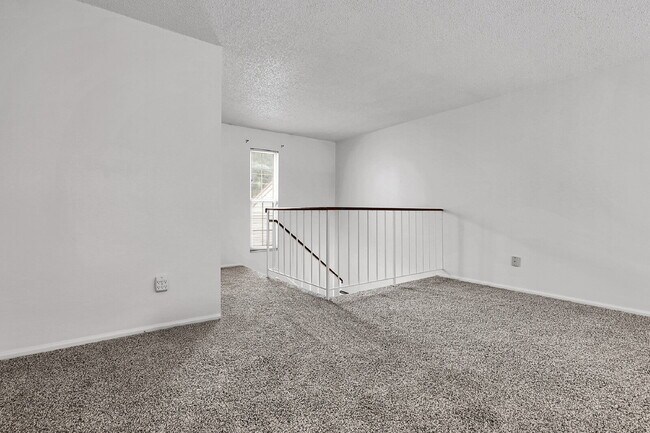 Building Photo - $2,695 - 5 Bed, 4 Bath Townhome in Aurora ...