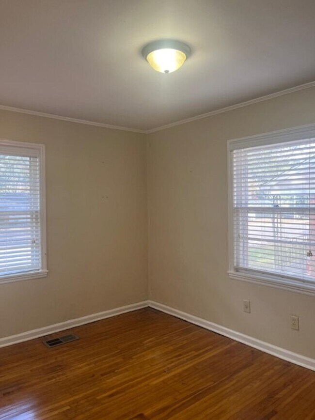 Building Photo - 1022 S White Station Rd