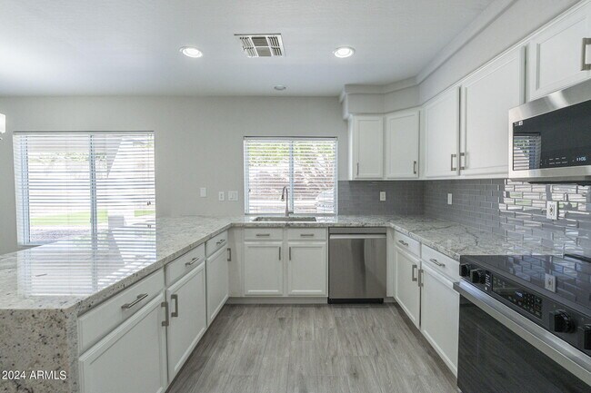 Building Photo - 6326 W El Cortez Pl