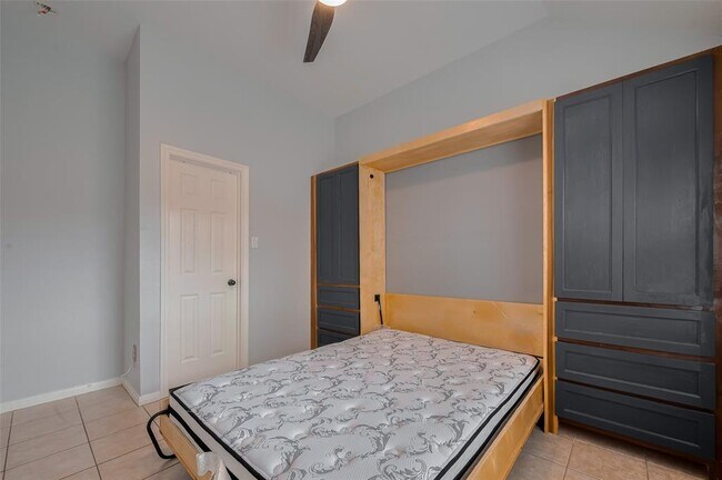 Building Photo - 311 N Esplanade Ln