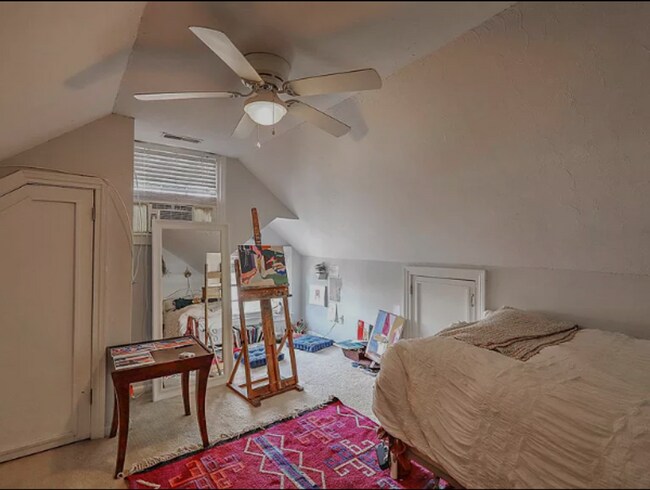 Building Photo - 3 Bedroom 1 Bath Apartment - Downtown Charleston