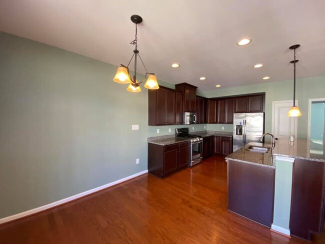 Building Photo - Gorgeous 2-Level 3 Bed 2.5 Bath Condo-Styl...