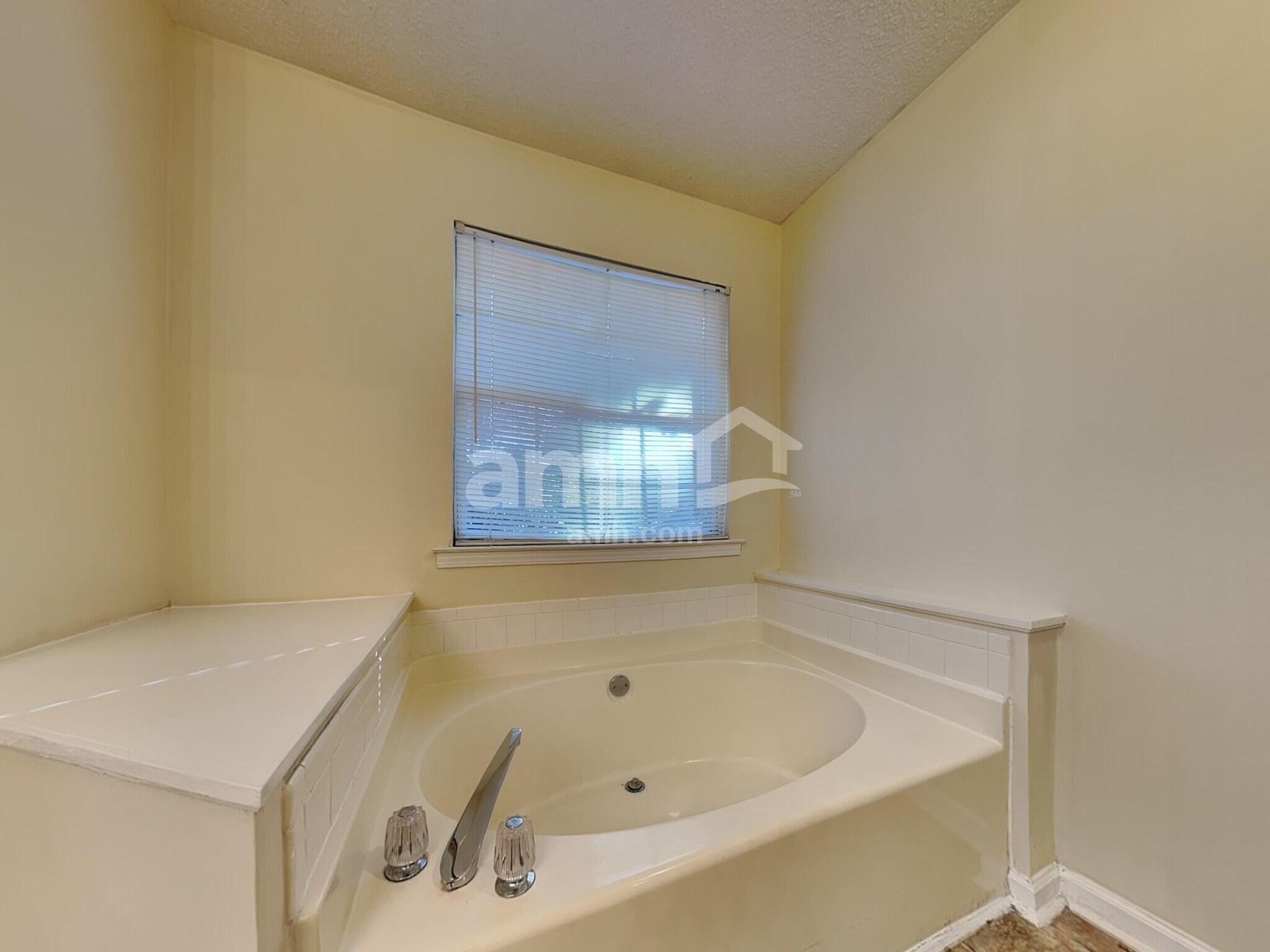 Building Photo - 401 Streamview Ln