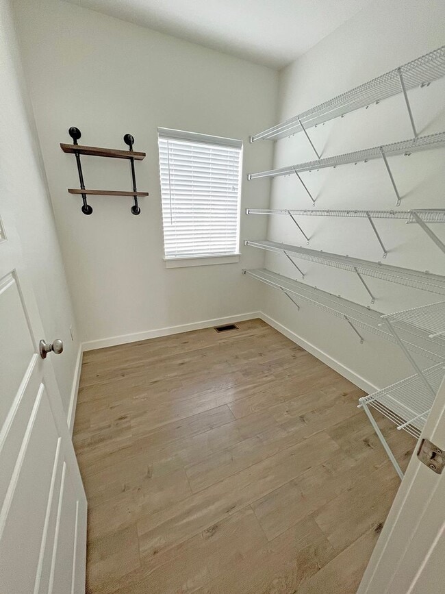 Building Photo - Well Kept Single Family Detached Home with...