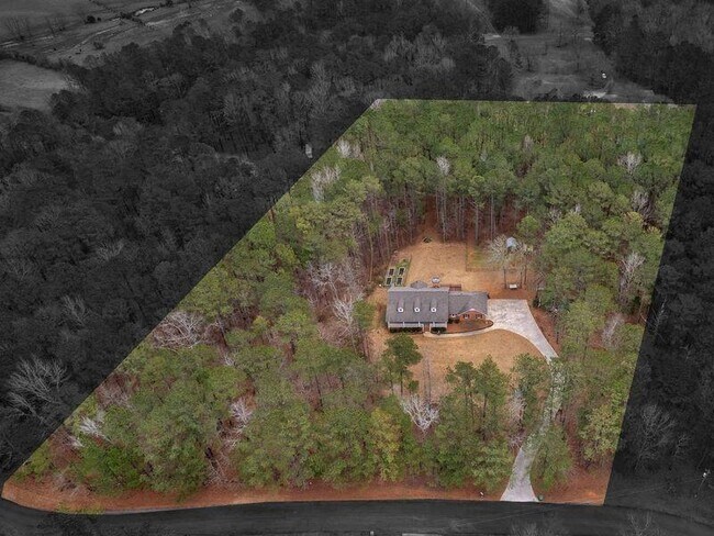 Building Photo - 305 Riverbend Dr