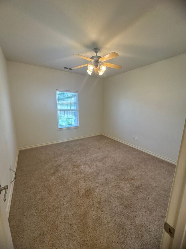 Building Photo - 3 Bed 2 Bath Home Available 10/13