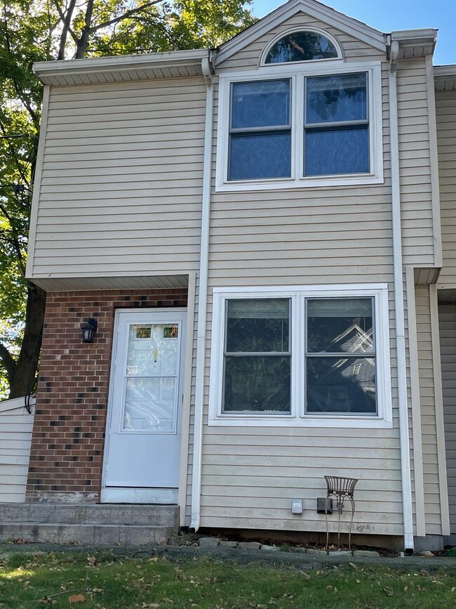 Building Photo - Well Maintained 2 Bedroom Condo w/Garage, ...