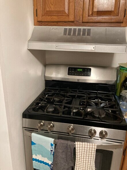 Gas stove - 1561 Webster St