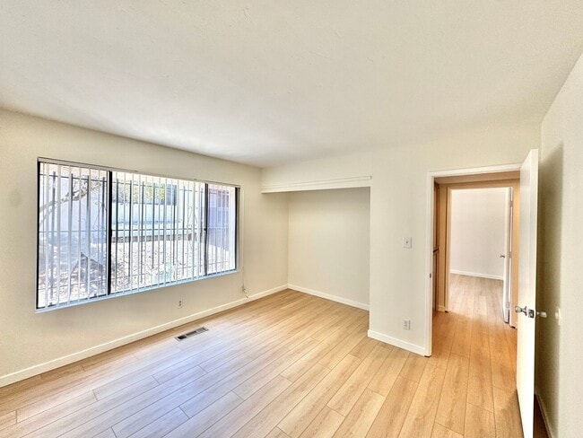Building Photo - AVAILABLE NOW: BIG College Area Townhome 4bd/2.5ba HUGE garage, AC, pool, W/D