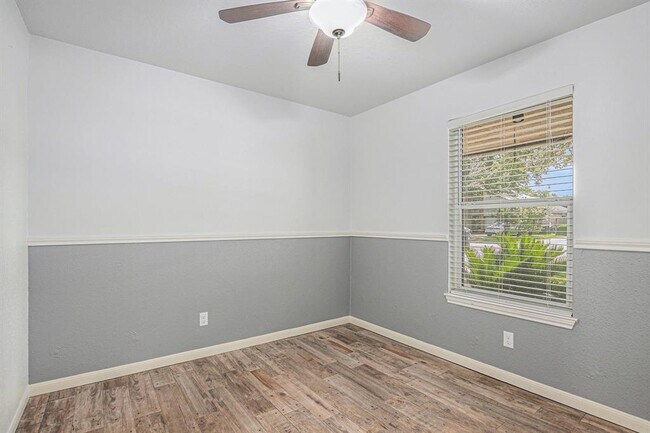 Building Photo - 2512 Village Cir Dr