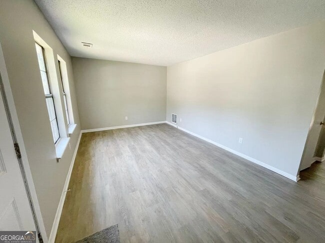 Building Photo - 4030 Laurie Jo Dr SW