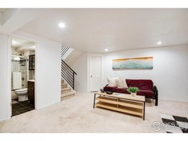 Building Photo - Recently Renovated and Updated 5 BR Townho...