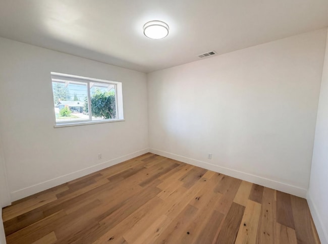 Building Photo - 1128 Hobart Dr