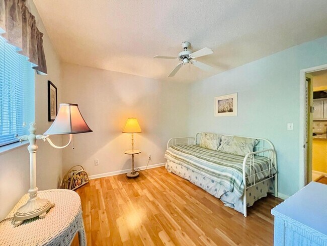 Building Photo - 257 S Cypress Rd