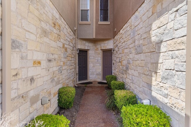 Building Photo - Lovely 2 Bedroom, 2.5 Bath Townhome w/ 2-Car Garage in Cedar Park!