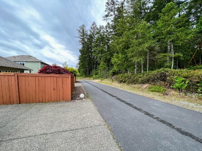 Building Photo - Pet Friendly 3 Bedroom in Campus Glen Neighborhood