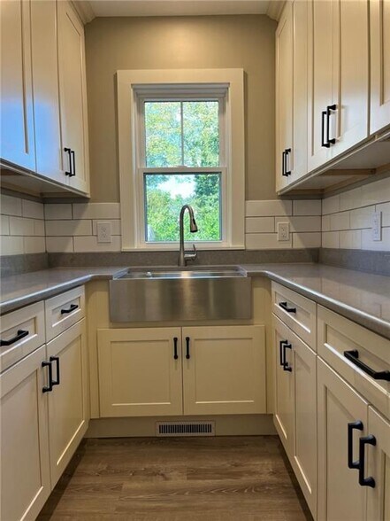 Building Photo - 65 Burton St