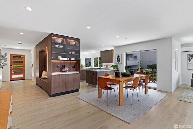 Building Photo - 6304 Lakeview Dr